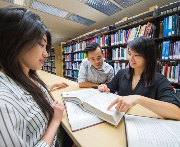 药店 students studying in the library